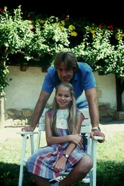 Udo (Sascha Hehn) ist ganz verliebt in die so jäh auf ihn zugekommene Vaterrolle. Angie (Angelika Reißner) versteht sich jedenfalls fabelhaft mit ihrem Stiefvater.