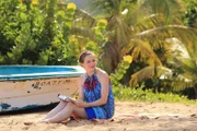 Siobhan (Grace Stone), der Tochter von Jack Mooney, gefällt es auf der paradiesischen Insel sehr gut.