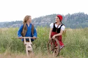 Rotkäppchen (Kathleen Frontzek) bewundert Konrads (Max von der Groeben) selbst gebautes Laufrad. Sie mag Konrad sehr, und auch Konrad hat Rotkäppchen richtig gern.