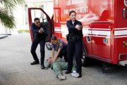 Bei einem Polizeieinsatz gibt es einen Verletzten. Jackson West (Titus Makin Jr.) und Lucy Chen (Melissa O'Neil) eröffnen das Feuer.