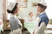 Die beiden Krankenschwestern Peggy Fletcher (Rachel Teate, l.) und Flora Honeywell (Faye Castelow, r.) sind nicht gut aufeinander zu sprechen.