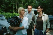 Cully Barnaby (Laura Howard, l.), Noel Woods (Daniel Crowder, M.) und Cassie Woods (Esther Hall, r.).