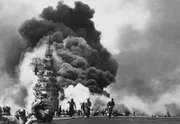 Seit Ende 1944 stürzen sich japanische Piloten bei Kamikaze-Angriffen auf US-amerikanische Kriegsschiffe in den Tod.