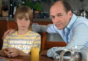 Jonas (Ludwig Zimmeck, links) ist sehr traurig, als er hört, dass sein Vater Klaus (Horst-Günter Marx) nach Berlin ziehen will.