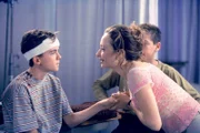 Malcolm (Frankie Muniz) wird von seiner Lehrerin Caroline (Catherine Lloyd Burns) begutachtet, nachdem er einen Kopfverband bekommen hat.