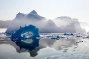 Unzählige frisch gekalbte Eisberge verstopfen im Sommer die Gewässer vor der Westküste Grönlands. Das Schmelzen des Grönländischen Eisschildes trägt derzeit hauptsächlich zum Anstieg des Meeres­spiegels bei.