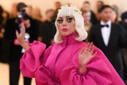 Lady Gaga ist berühmt für ihren außergewöhnlichen Kleidungsstil und für schrille Kostüme. 2019, bei der Met Gala in New York, wechselte sie gleich viermal ihre Garderobe.