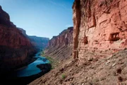 Die Nankoweap Kornspeicher gehören zu den Überbleibseln menschlicher Siedlungen im Grand Canyon. Die ältesten gefundenen menschlichen Gegenstände sind annähernd 12.000 Jahre alt und stammen aus der paleoindianischen Zeit.