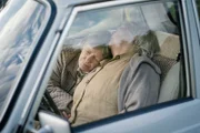 Die Schwestern Luise (Monika Lennartz, l.) und Wilma (Jutta Wachowiak, r.) schlafen gemeinsam in ihrem Auto.