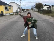 Küchenpraktikantin Steffi Gehrlein wird in Havre-Saint-Pierre, Quebec, Kanada, vom Küchenchef auf Petersiliensuche geschickt und findet schließlich die gewünschten Kräuter.