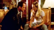 Detective Elliot Stabler (Christopher Meloni) befragt Emily Harlin (Allison Munn), die Tochter des millionenschweren Opfers. Sie hat ihren Vater tot in seinem Schlafzimmer gefunden.
