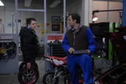 Florian sucht mit seinem kaputten Motorrad Hilfe bei Mike in der Werkstatt. Von links: Florian Brunner (Tommy Schwimmer) und Mike Preissinger (Harry Blank).