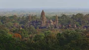 Zwischen dem 9. und 15. Jahrhundert errichten die Khmer gigantische Tempelanlagen, darunter auch Angkor Wat, heute UNESCO-Weltkulturerbe.