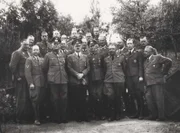 Adolf Hitler im Kreise hoher Offiziere und Generäle während des Westfeldzuges 1940.