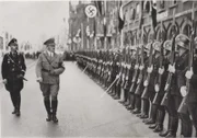 Adolf Hitler bei einer Truppen-Inspektion.