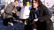 Die Detectives Elliot Stabler (Christopher Meloni) und Olivia Benson (Mariska Hargitay) ermitteln am Tatort. Der Sohn eines bekannten Politikers wurde erschlagen aufgefunden.