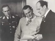 Oberbefehlshaber der deutschen Luftwaffe, Hermann Göring (M.), mit seinem Adjutanten Karl Bodenschatz (l.) und dem Ingenieur Willy Messerschmitt (r.).