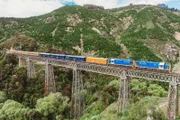 Der Zug überquert das Taieri Gorge Wingatui Viadukt    +++