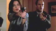 Auf der Suche nach dem Mörder einer erfolgreichen Finanzanalystin stürmen die Detectives Benson (Mariska Hargitay) und Stabler (Christopher Meloni) ein Hotelzimmer.