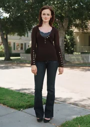 (6. Staffel) - Rory Gilmore (Alexis Bledel) lebt gemeinsam mit ihrer Mutter in Stars Hollow, einer Kleinstadt, in der getratscht wird, was das Zeug hält - insbesondere nachdem bei dem Mutter-Tochter-Gespann Eiszeit herrscht ...