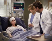 Derek (Patrick Dempsey, r.) und Meredith (Ellen Pompeo, M.) kümmern sich um ein schwerverletztes junges Mädchen (Vanessa Marano, l.), dass sich als Opfer eines brutalen Kidnappers entpuppt ...