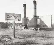 Momentaufnahme in einer polnischen Stadt nach dem Überfall der Wehrmacht auf das Land im Spätsommer 1939 .