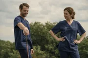 Marks (Daniel Fritz) Medizin gegen schlechte Laune: Eine Runde Golf auf dem Krankenhausdach. Er bietet Dr. Barbara Forster (Julia Richter) eine Partie an.