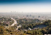 Los Angeles ist zweigeteilt: Im mehrheitlich weißen Beverly Hills genießt O. J. Simpson sein Luxusleben. Wenige Kilometer entfernt ist die schwarze Bevölkerung der Willkür der Polizei ausgeliefert.