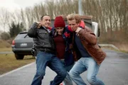 Semir (Erdogan Atalay, l.) und Paul (Daniel Roesner, r.) bringen Lisa (Mercedes Müller) in Sicherheit, bevor der Fluchtwagen explodiert...