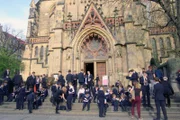 Vor der Thomaskirche in Leipzig warten die Chorknaben des Thomanerchors auf ihren Auftritt.