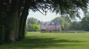Monty lädt auf eine Reise nach Frankreich ein. Hier präsentiert er die schönsten Gärten Frankreichs. Hier im Garten des Chateau de Courances.