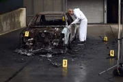 Spurensicherer Franz Wohlfahrt (Helmuth Bohatsch) ist am ausgebrannten Auto zugange.