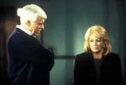 Captain Pike (Angie Dickinson, r.) gesteht Mark Sloan (Dick Van Dyke, l.), die Frau von Senator Watson ermordet und den Verdacht auf den Senator gelenkt zu haben, um seinen Posten übernehmen zu können.