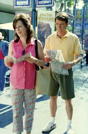 Lois (Jane Kaczmarek) freut sich über die Attraktionen des Zoos, während Hal (Bryan Cranston) davon nur mäßig begeistert ist.