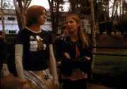 Buffy (Sarah Michelle Gellar, r.) berichtet Willow (Alyson Hannigan, l.) von ihren Problemen im Kampf gegen das Böse.
