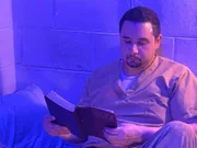 REENACTMENT - Rafael Arguelles (gespielt von Marcos Burgos) sitzt auf seinem Bett im Gefängnis und liest in der Bibel. (National Geographic/Roberto Aguirre)