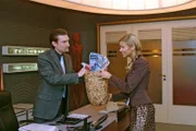 Stolz präsentiert Sabrina (Nina-Friederike Gnädig, r.) den stibitzten Papierkorb - und wartet, dass Richard (Karim Köster, l.) sich gebührend revanchiert ...