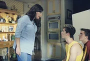 Lois (Jane Kaczamarek) hält Malcolm (Frankie Muniz, re.) und Reese (Justin Berfield) eine Standpauke, aber Malcolm ist es leid, immer den Klügeren im gegenseitigen Streit der Brüder geben zu müssen.