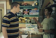 Reese (Justin Berfield, r.) bekommt gleich gewaltigen Ärger mit einem Jungen (Jonny Acker, l.) von der High School, aber er weiß auch wieso ...