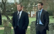 Inspector Barnaby (John Nettles, l.) und Sergeant Scott (John Hopkins, r.) ermitteln in rätselhaften, grausamen Mordfällen im Dorf Midsomer Parva.