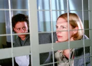 Anna (Bettina Kramer, re.) sucht nach einem Weg, um Melanie (Sigrid M. Schnückel) wegen des Mordanschlages an Walter zu überführen, doch sie fürchtet auch ihre Rache.