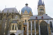 Der Aachener Dom hält den Rekord an Krönungen der römisch-deutschen Könige: In den Jahren zwischen 936 und 1531 wurden hier über 30 Herrscher gekrönt, die sich als Nachfolger Karls des Großen verstanden.