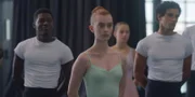 Jack (Sam Darius, l.), Mia (Abigail O'Regan, 2.v.l.) und Benoit (Étienne Moana, r.) lauschen nervös Ballettdirektor Armando Castillo, der verkündet, welche Paare zusammen tanzen sollen.