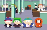 (v.li.) Stan, Kyle, Cartman und Kenny haben als Nachwuchs-Detectives die Aufmerksamkeit der echten Polizei auf sich gezogen. Die vier Jungs sollen jetzt in der Drogenszene arbeiten um einen Dealerring auszuheben.