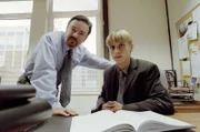 David (Ricky Gervais, l.) besucht regelmäßig seinen alten Arbeitsplatz, hier mit Gareth Keenan (MacKenzie Crook).