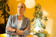 Staatsanwältin Ellen Bannenberg (Janine Kunze) ist fassungslos: Melek Hartmann hat ihre Abwesenheit genutzt, um auf die Wand ihres Büros ein Graffiti zu sprühen.