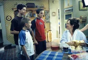 Lois (Jane Kaczmarek, re.) freut sich über das Valentinstagsgeschenk ihrer Söhne Dewey (Erik Per Sullivan, 2.v.l.), Reese (Justin Berfield, l.) und Malcolm (Frankie Muniz, 2.v.r.).