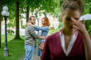 Maja (Christina Arends, r.) bekommt mit, wie Constanze (Sophia Schiller, M.) versucht, Florian (Arne Löber, l.) von seinen Sorgen abzulenken.