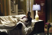 Der Abend läuft anders als geplant, denn Andrea (Aisha Tyler) wird plötzlich von einem Geist heimgesucht ...