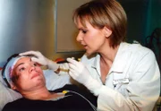 30 Uhr. Dr. Kathrin Globisch (Andrea Kathrin Loewig) überprüft die Augenfunktion bei der Einlieferung des Unfallopfers Luise Mühe (Kathrin Waligura).